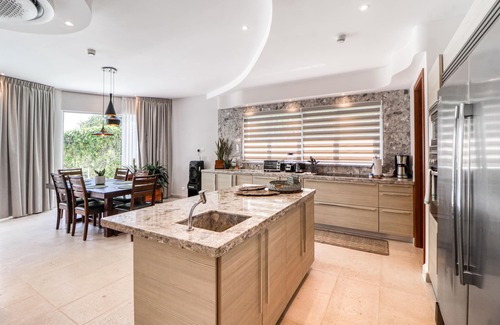 Jaco Copropriété | Luxury pool-front condo with private hot tub, balcony, fast WiFi - snowbirds OK