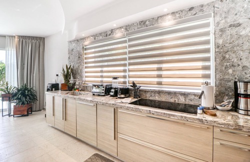 Jaco Copropriété | Luxury pool-front condo with private hot tub, balcony, fast WiFi - snowbirds OK