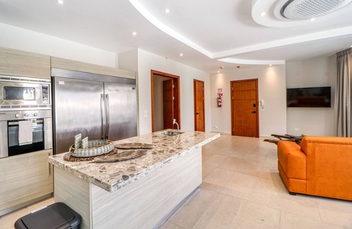 Jaco Copropriété | Luxury pool-front condo with private hot tub, balcony, fast WiFi - snowbirds OK