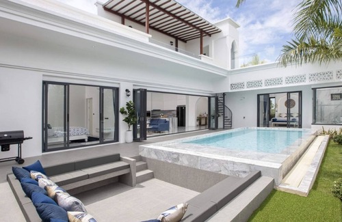 Si Sunthon Villa | Luxury Pool Villa with Maid - 5 minutes from Boat Avenue