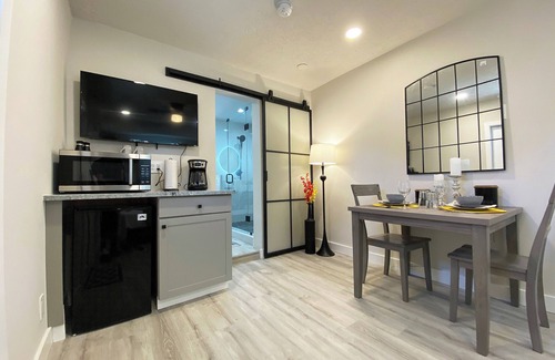 Palm Beach Gardens Appartement | Luxury, Private Suite in cool Palm Beach Gardens with WiFi, AC