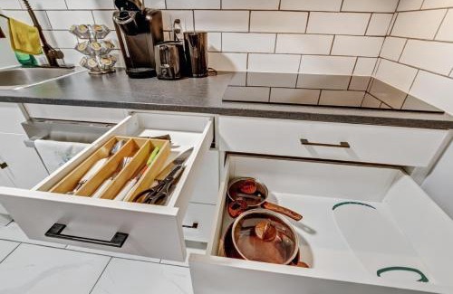 London Appartement | Luxury & private 3 bed unit kitchen wifi park mall