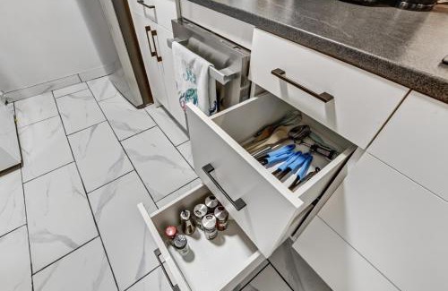 London Appartement | Luxury & private 3 bed unit kitchen wifi park mall
