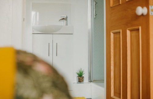 Caldicot Appartement | Luxury Private Suite-Parking, Courtyard & Wi-Fi