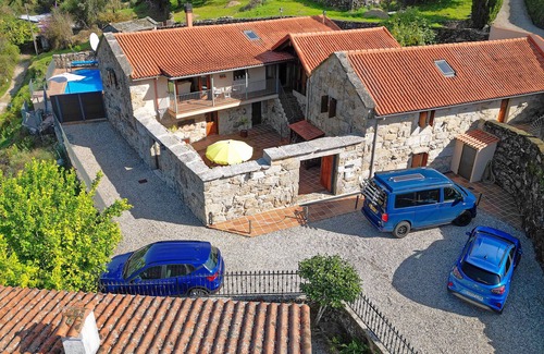 Covelo Villa | Superbe villa avec piscine dans un hameau rural mis en place dans les collines au-dessus de Vigo