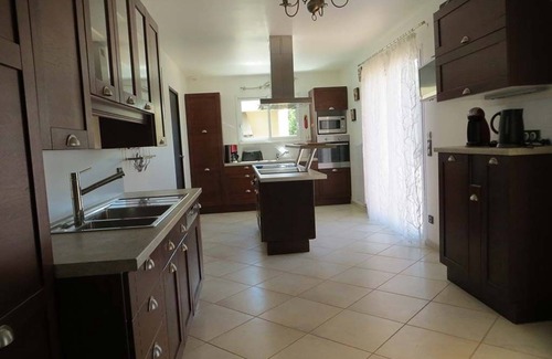 Sommieres Villa | Propriété de standing avec piscine entre Nîmes et Montpellier, jusque 30 pers.