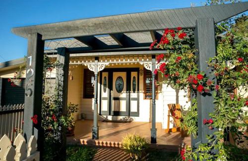 Golden Beach Appartement | Luxury Pumicestone Cottage - Beach Charm - ZA7