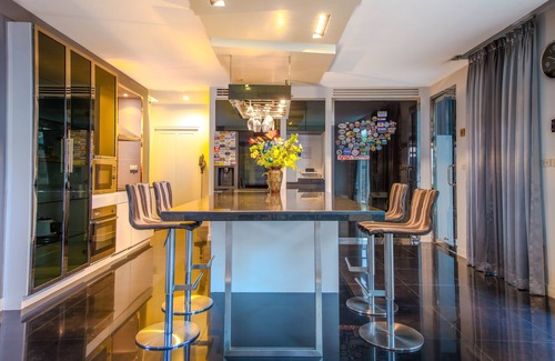 Wang Thonglang Villa | Luxury Pure Modern Pool Villa 5Bed Near BTS and Central Eastville