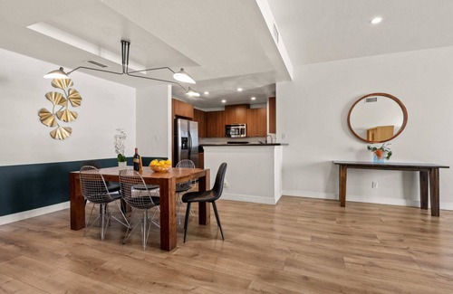 Sawtelle Copropriété | Luxury Redefined: 2BR Gem in Los Angeles