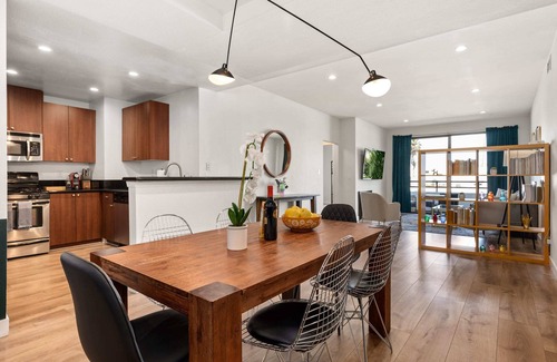 Sawtelle Copropriété | Luxury Redefined: 2BR Gem in Los Angeles