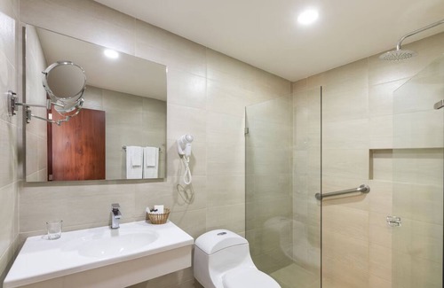 Calle 100 Hôtel | Luxury Redefined! Free Parking, Short Drive to Parque de la Independencia