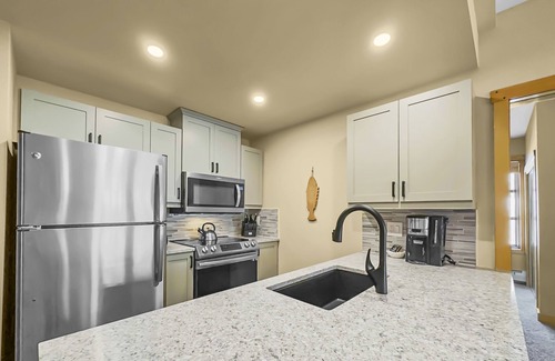 Copper Mountain Village Copropriété | Luxury Remodeled Condo Short Walk to Lifts Incredible View 3 Hot tubs! PP403