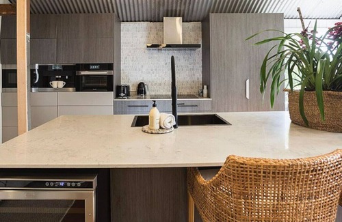 Clayfield Maison | Luxury Residence Heated Magnesium Pool+Parking