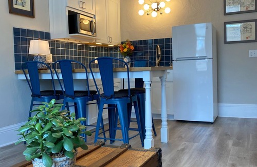 Spring Green Appartement | Luxury Retreat in Prime Downtown Spring Green Location