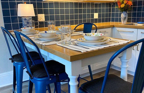 Spring Green Appartement | Luxury Retreat in Prime Downtown Spring Green Location