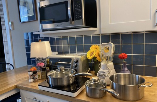 Spring Green Appartement | Luxury Retreat in Prime Downtown Spring Green Location