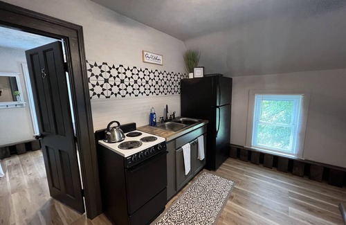 Potsdam Maison | Luxury Retreat! Large 3 bedroom upstairs townhouse!Suny Potsdam in the backyard!