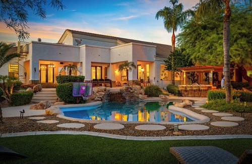 Pinnacle Peak Maison | Luxury retreat | massages, pool, golf, sunsets, movie, games.