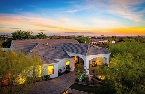 Pinnacle Peak Maison | Luxury retreat | massages, pool, golf, sunsets, movie, games.