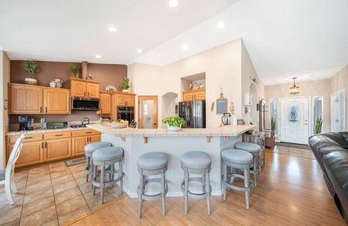 Lyon County Maison | Luxury Retreat near golf, fishing, raceway, UTV great for Large Families,Dogs OK