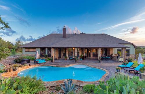 Dripping Springs Maison | Luxury Retreat, POOL, Views, Pets OK, Sleeps 14