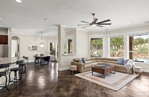 Dripping Springs Maison | Luxury Retreat, POOL, Views, Pets OK, Sleeps 14