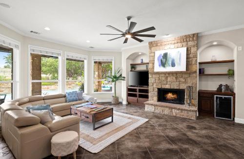 Dripping Springs Maison | Luxury Retreat, POOL, Views, Pets OK, Sleeps 14