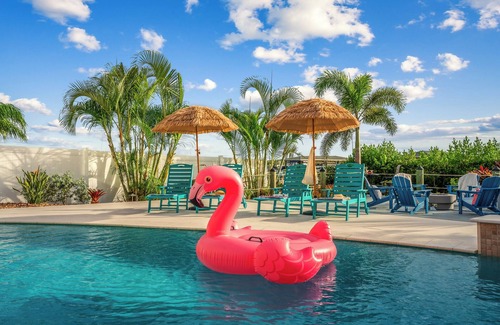 Wilbur-By-The-Sea Maison | Luxury Riverfront Oasis | Dock, Pool & Walk to Beach