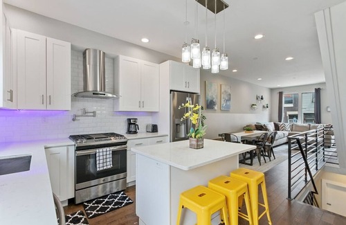 Point Breeze Maison | Luxury Roofdeck Retreat 4-bdrm Near Penn Chop
