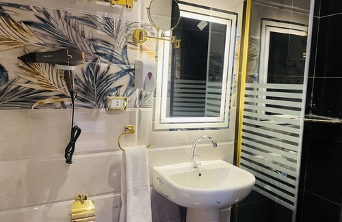 Qasr an-Nil Hôtel | CHAMBRE TWIN PRIVÉE. Vue de la ville