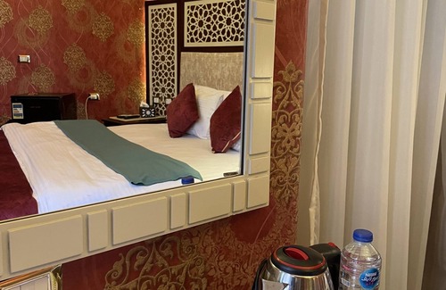 Qasr an-Nil Hôtel | CHAMBRE TWIN PRIVÉE. Vue de la ville