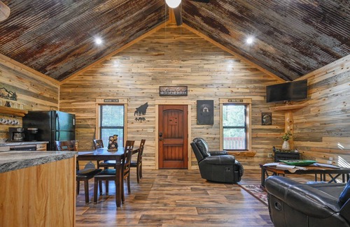 Board Camp Cabine | Luxury rustic cabin located 3 miles to Wolf Pen Gap, Sleeps 5, 2 bedroom, 1 bath