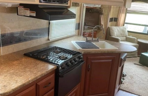 Peletier Maison | Luxury RV only 3 miles to the Beach, 20 miles to Lejeune and Cherry Point