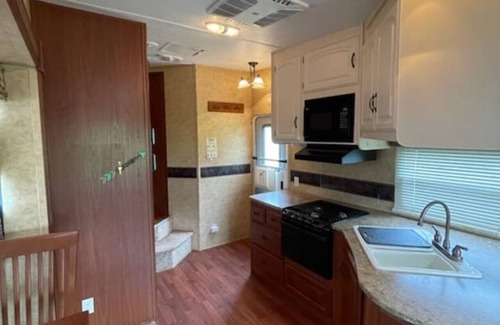 Peletier Maison | Luxury RV only 3 miles to the Beach, 20 miles to Lejeune and Cherry Point
