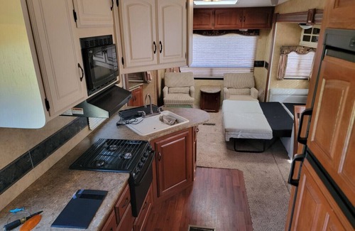 Peletier Maison | Luxury RV only 3 miles to the Beach, 20 miles to Lejeune and Cherry Point