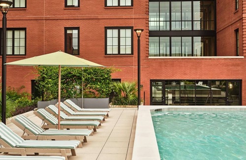 Yamacraw Village Appartement | Luxury Savannah Loft + Pool, Bikes & Dining