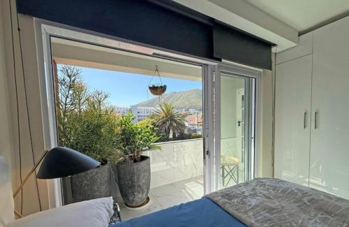 Sea Point Appartement | Luxury Seapoint One-Bedroom secure apartment with on-premise parking