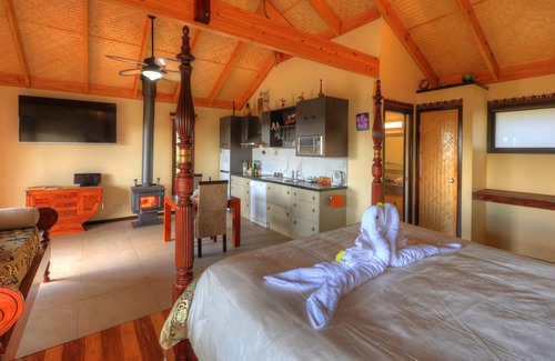 Balmoral Ridge Maison | Villa de luxe indépendante avec lit double, double spa, cheminée et cuisine.