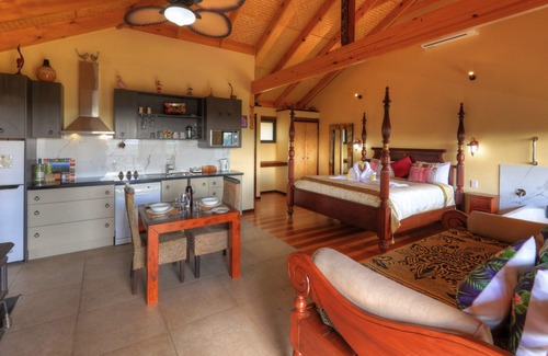 Balmoral Ridge Maison | Villa de luxe indépendante avec lit double, double spa, cheminée et cuisine.