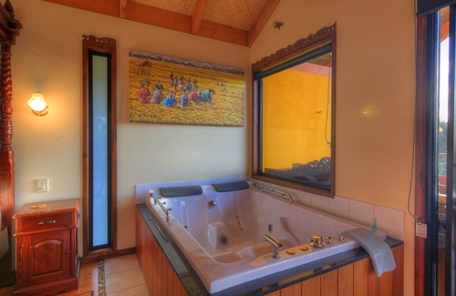 Balmoral Ridge Maison | Villa de luxe indépendante avec lit king size, double spa, cheminée et cuisine.