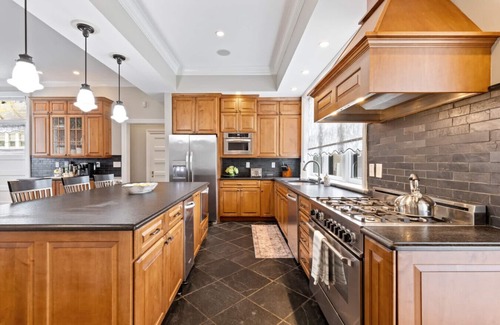 East Avenue Maison | Luxury * Seven Chandelier * Mansion