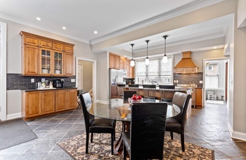 East Avenue Maison | Luxury * Seven Chandelier * Mansion