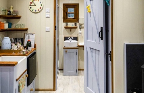 Godalming Cabine | Luxury Shepherd's Hut #4 - Overlooking Rolling Surrey Hills