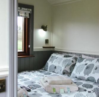 Shackerstone Autre | Luxury Shepherds Hut, Hot Tub & Fenced Garden