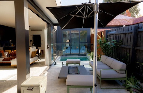 Seddon Appartement | Luxury Smart Home Stay in Seddon w/ Private Pool