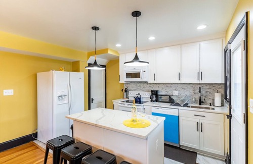 Fairlawn Maison | Luxury spacious charming DC row house + free parking