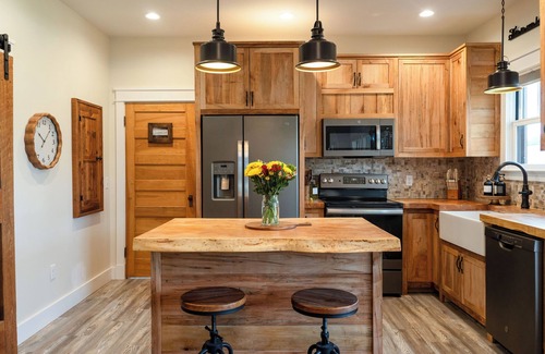 Grottoes Maison | Luxury Stay / 2-Suite Retreat with King Beds / Near JMU, Shenandoah & Wineries