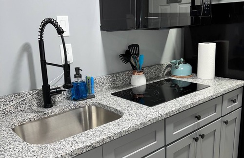Upper Darby Appartement | Luxury Studio Apt. Near downtown Philly & Airport. Free Parking.