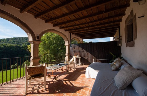 Santa Pau Cottage | SUITES DE LUXE MAISON. Piscine. Barbecue. Cascade. Volcans. Jusqu'à 14 personnes