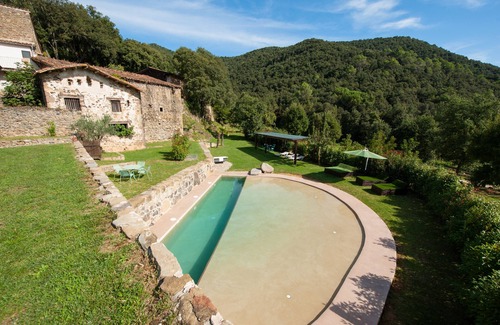 Santa Pau Cottage | SUITES DE LUXE MAISON. Piscine. Barbecue. Cascade. Volcans. Jusqu'à 14 personnes